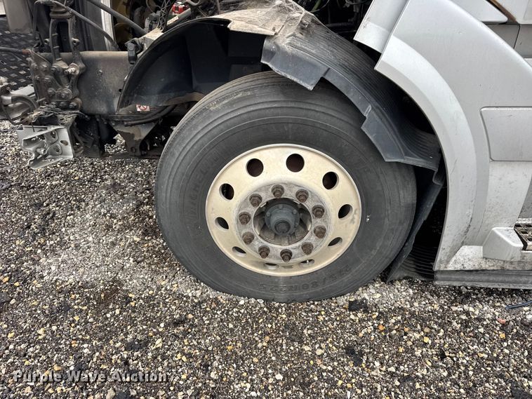 image for item EF2240 2015 Volvo VNL semi truck