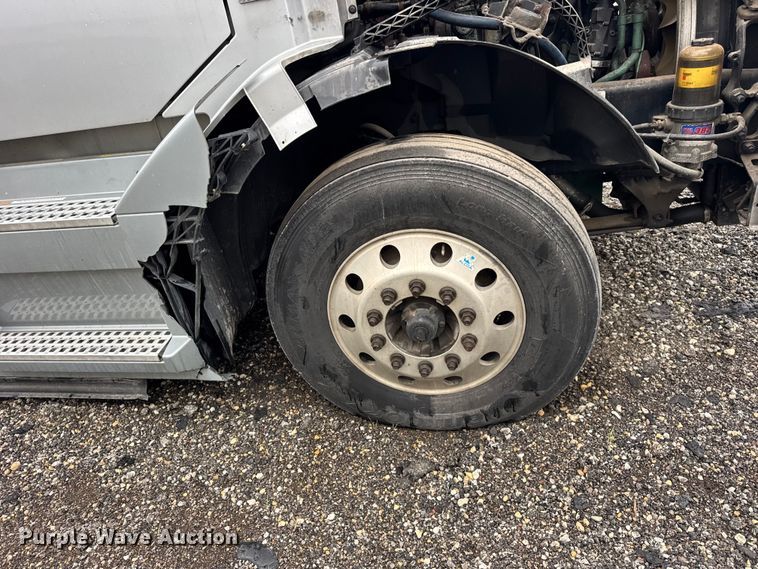 image for item EF2240 2015 Volvo VNL semi truck