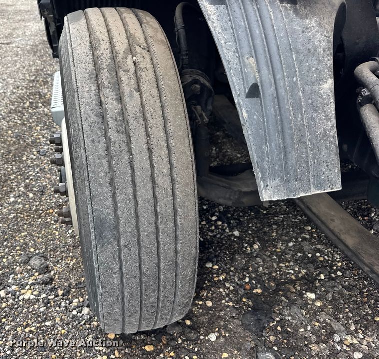 image for item EF2240 2015 Volvo VNL semi truck