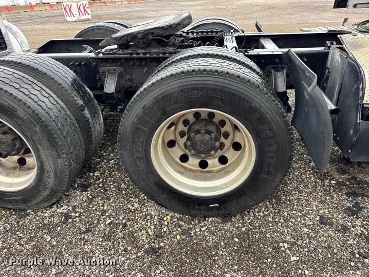 image for item EF2240 2015 Volvo VNL semi truck