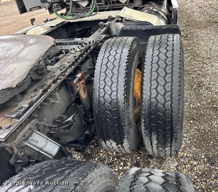 image for item EF2240 2015 Volvo VNL semi truck