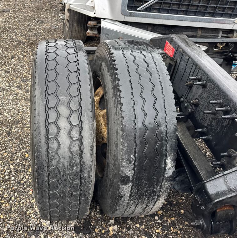 image for item EF2240 2015 Volvo VNL semi truck