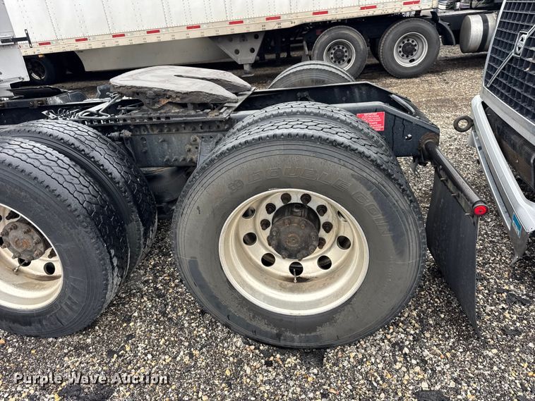 image for item EF2240 2015 Volvo VNL semi truck