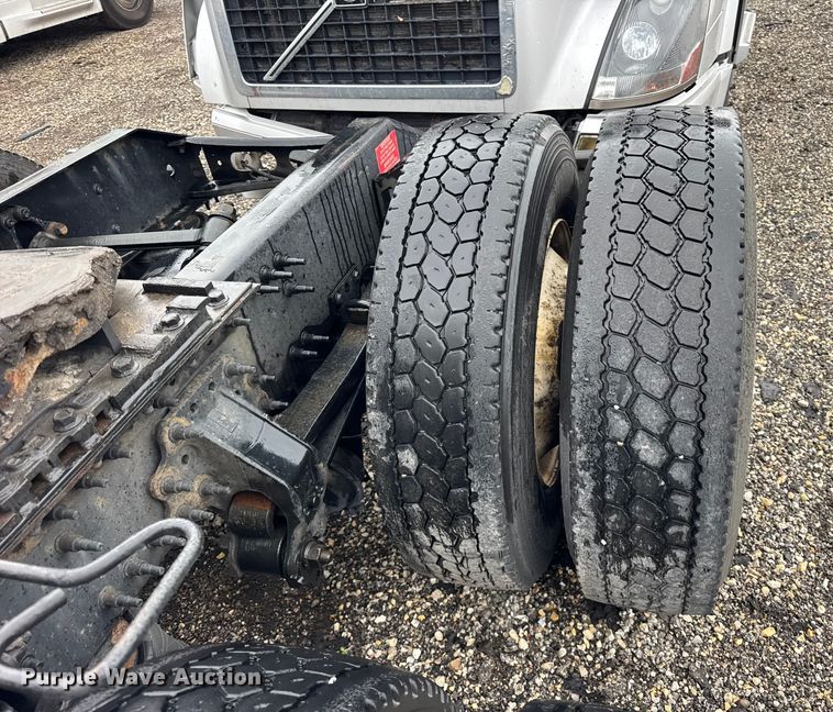 image for item EF2240 2015 Volvo VNL semi truck