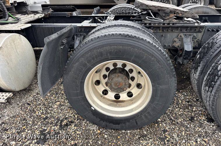 image for item EF2240 2015 Volvo VNL semi truck