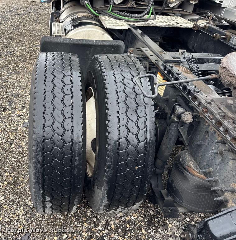 image for item EF2240 2015 Volvo VNL semi truck