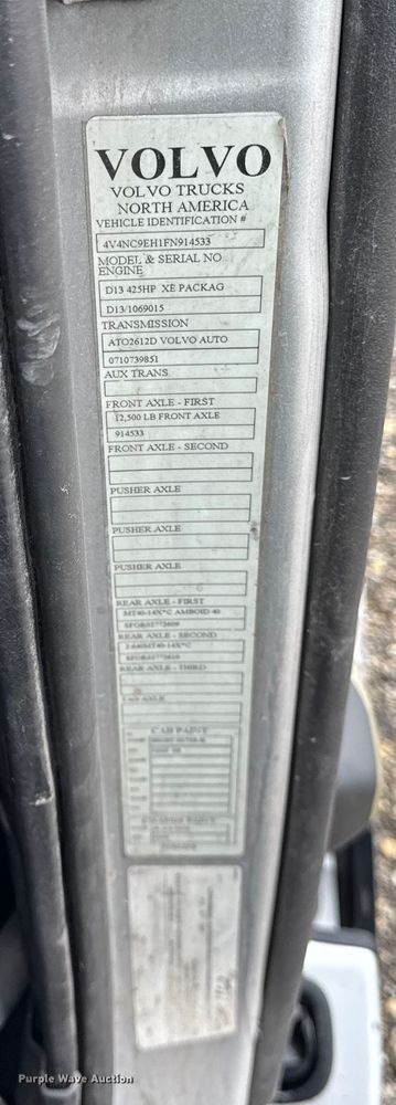 image for item EF2240 2015 Volvo VNL semi truck