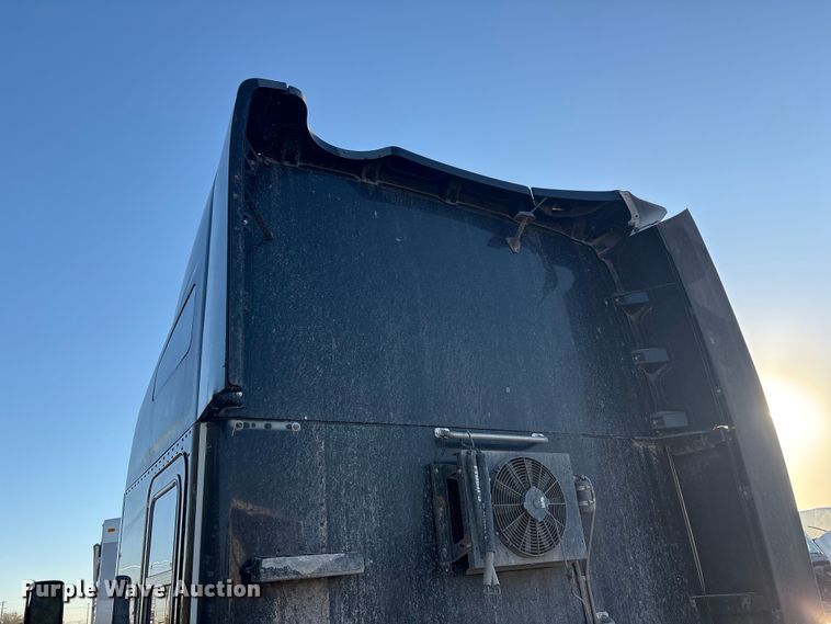 image for item EF6163 2018 Kenworth T680 semi truck