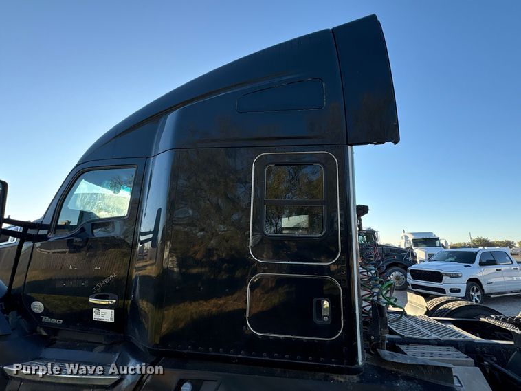 image for item EF6163 2018 Kenworth T680 semi truck