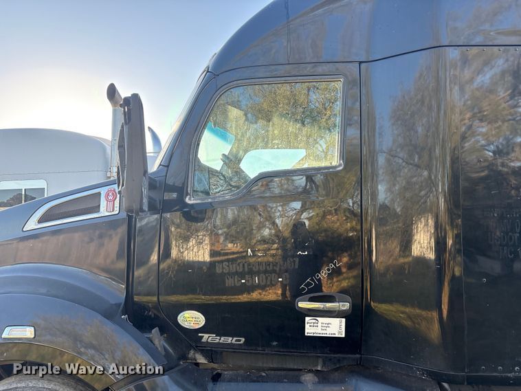image for item EF6163 2018 Kenworth T680 semi truck