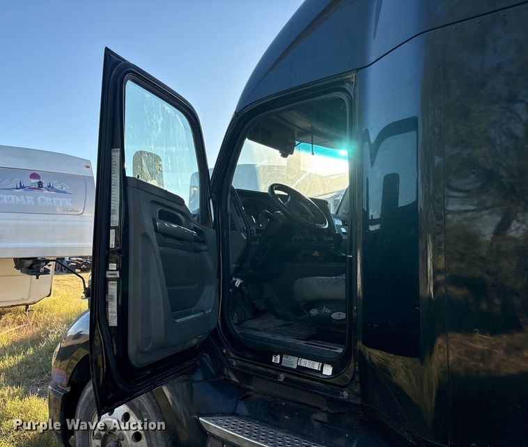 image for item EF6163 2018 Kenworth T680 semi truck