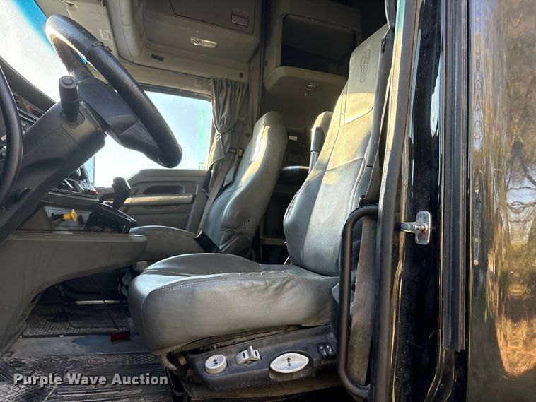 image for item EF6163 2018 Kenworth T680 semi truck