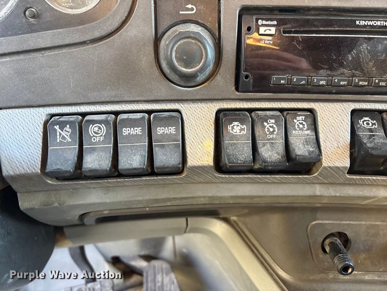 image for item EF6163 2018 Kenworth T680 semi truck