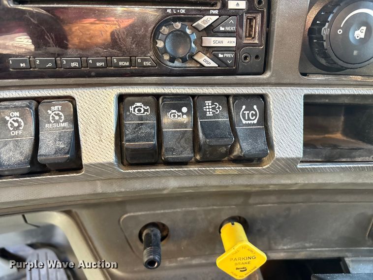 image for item EF6163 2018 Kenworth T680 semi truck