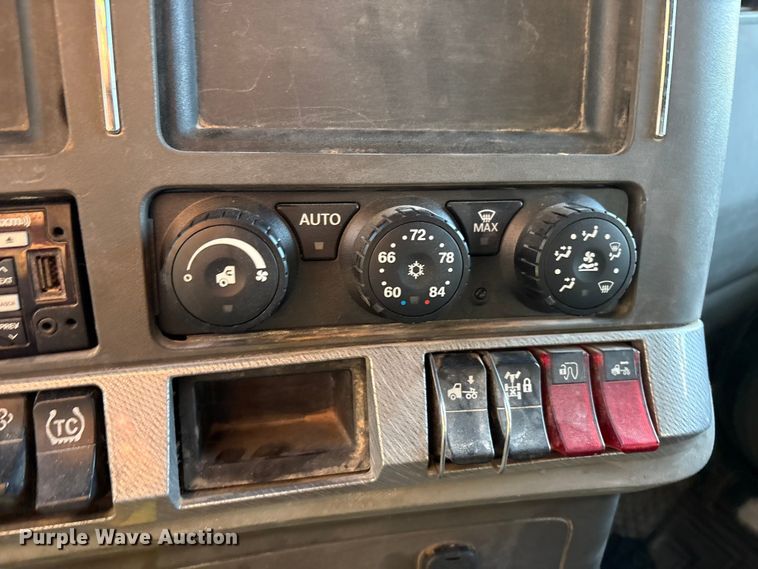 image for item EF6163 2018 Kenworth T680 semi truck