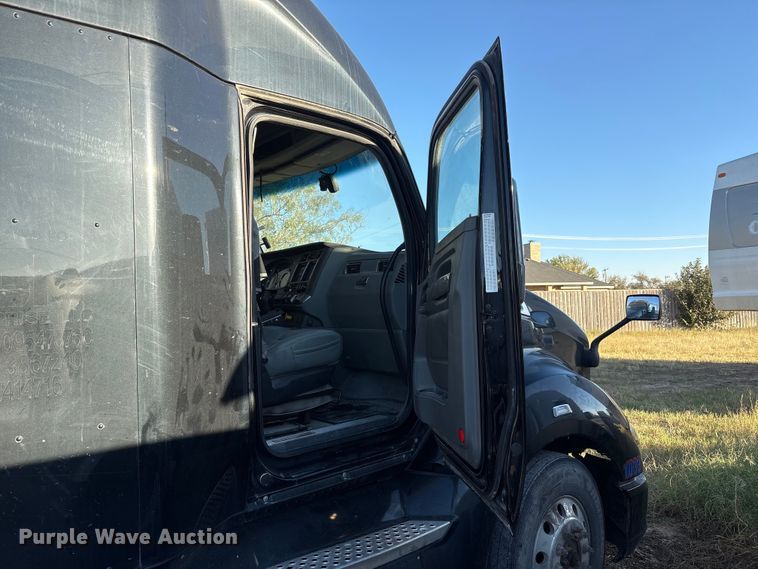 image for item EF6163 2018 Kenworth T680 semi truck