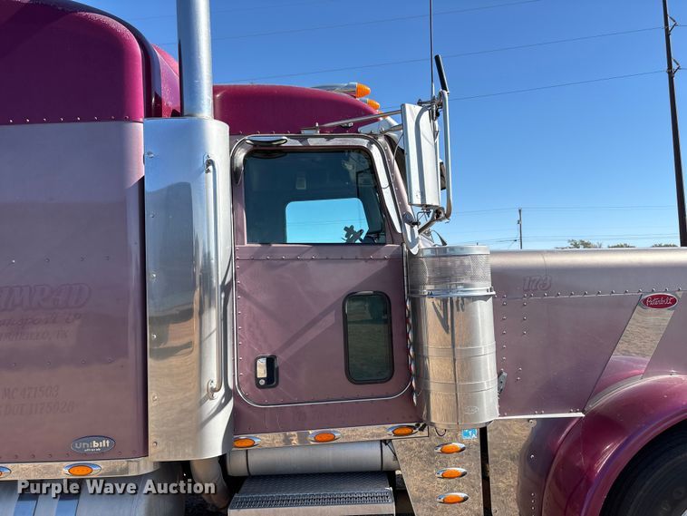 image for item EF6180 2007 Peterbilt 379 semi truck