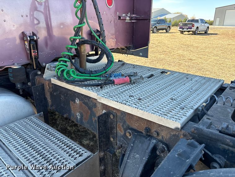 image for item EF6180 2007 Peterbilt 379 semi truck