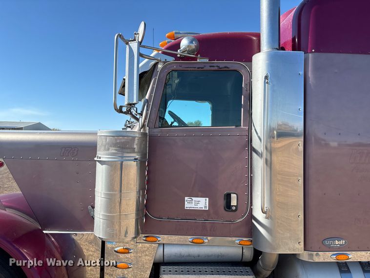 image for item EF6180 2007 Peterbilt 379 semi truck