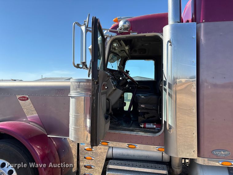 image for item EF6180 2007 Peterbilt 379 semi truck