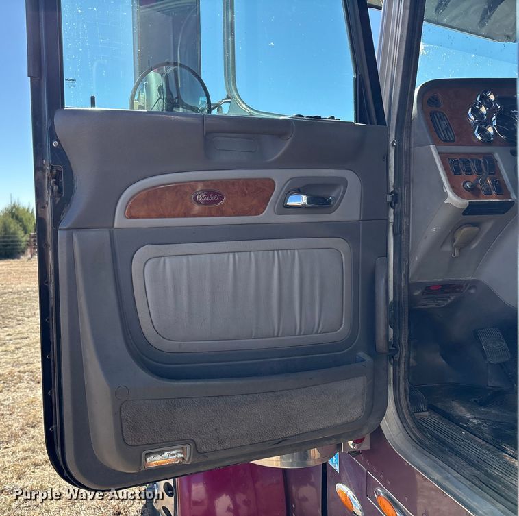 image for item EF6180 2007 Peterbilt 379 semi truck