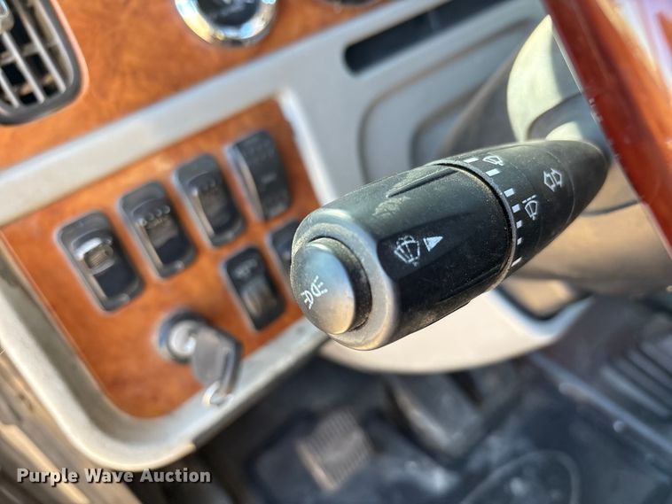 image for item EF6180 2007 Peterbilt 379 semi truck