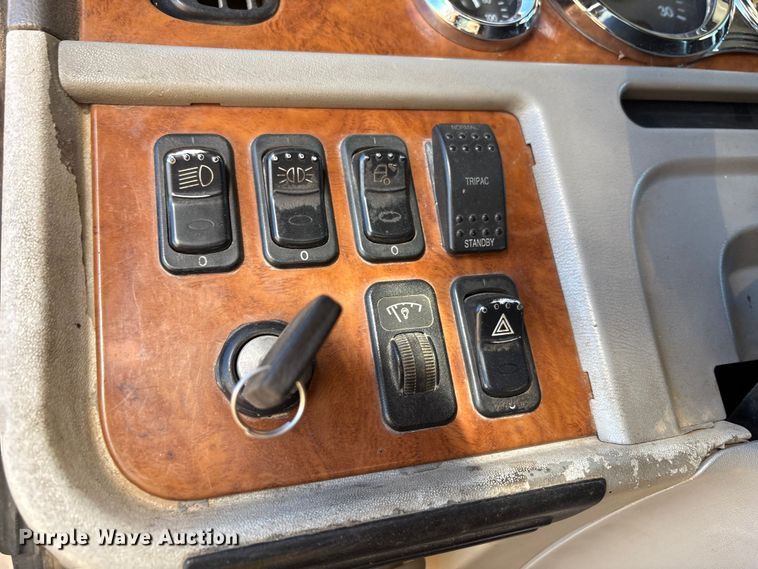 image for item EF6180 2007 Peterbilt 379 semi truck