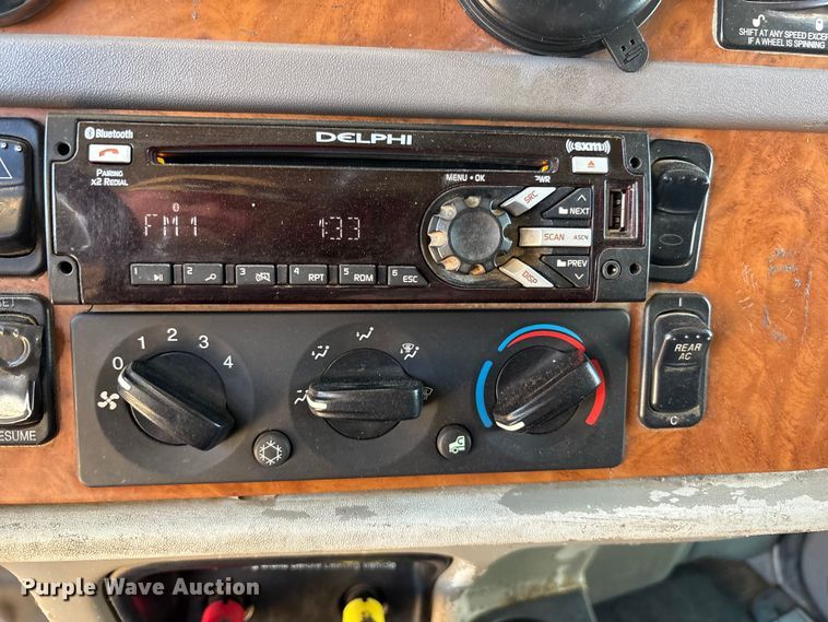 image for item EF6180 2007 Peterbilt 379 semi truck