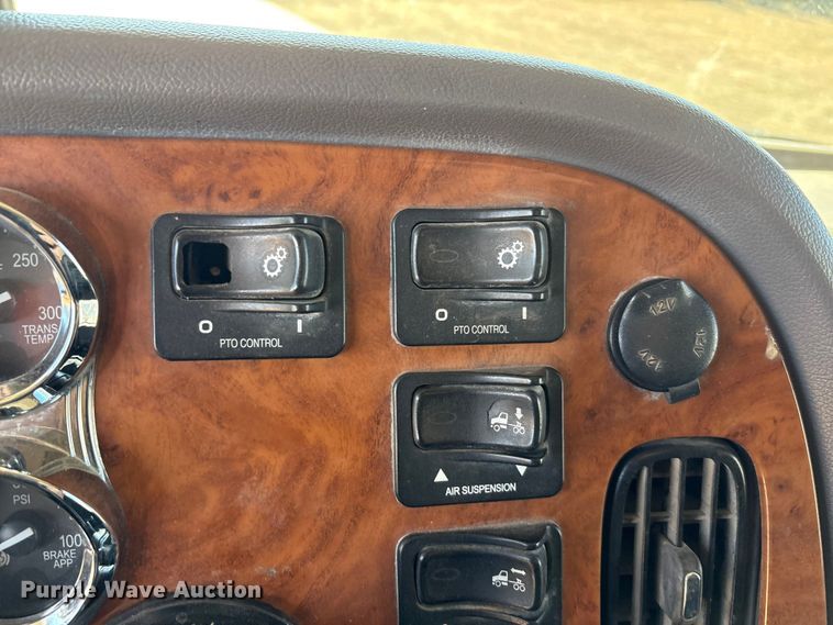 image for item EF6180 2007 Peterbilt 379 semi truck