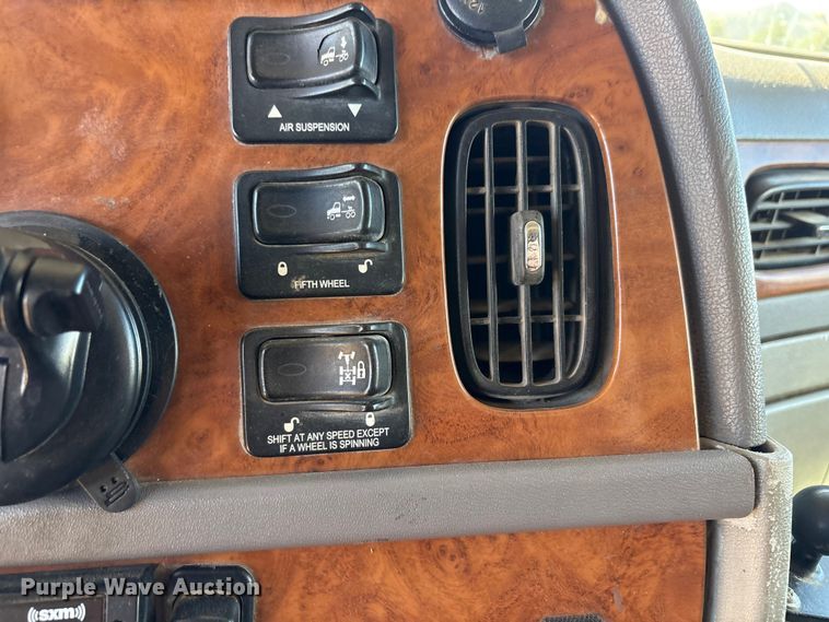 image for item EF6180 2007 Peterbilt 379 semi truck