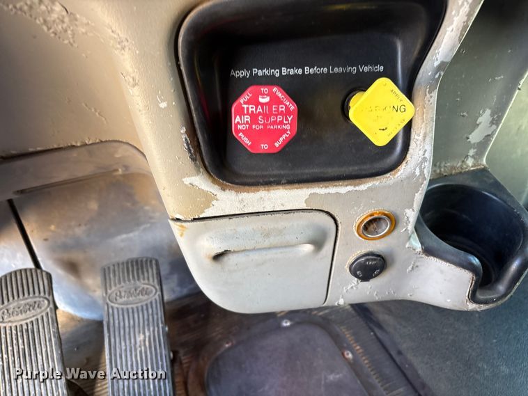 image for item EF6180 2007 Peterbilt 379 semi truck