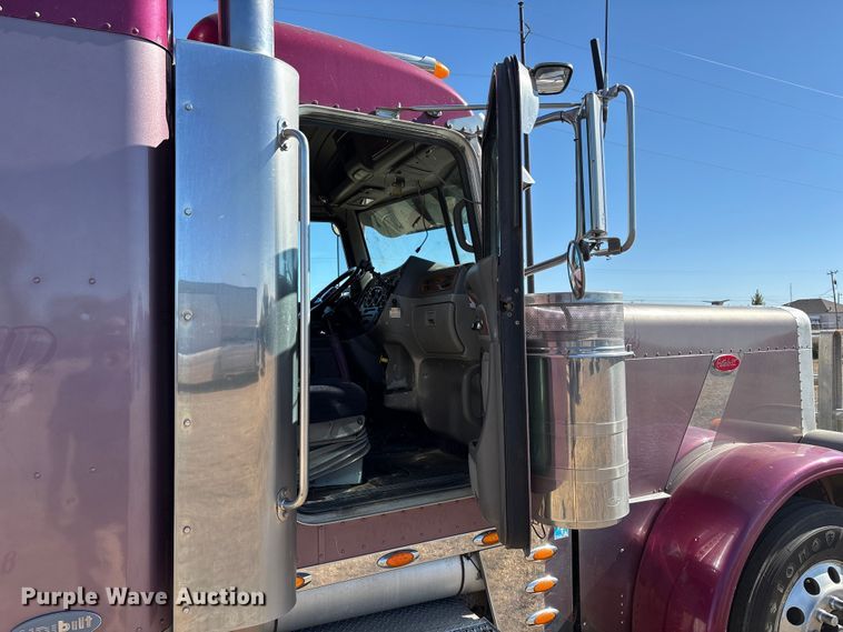 image for item EF6180 2007 Peterbilt 379 semi truck
