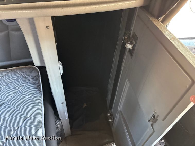 image for item EF6180 2007 Peterbilt 379 semi truck