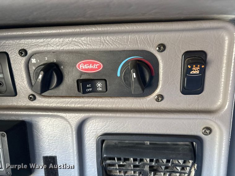 image for item EF6180 2007 Peterbilt 379 semi truck