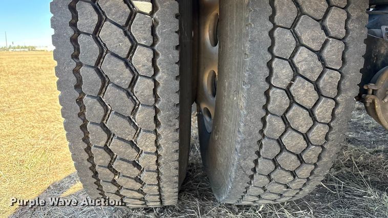 image for item EF6180 2007 Peterbilt 379 semi truck