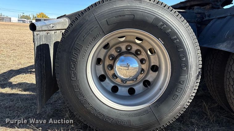 image for item EF6180 2007 Peterbilt 379 semi truck