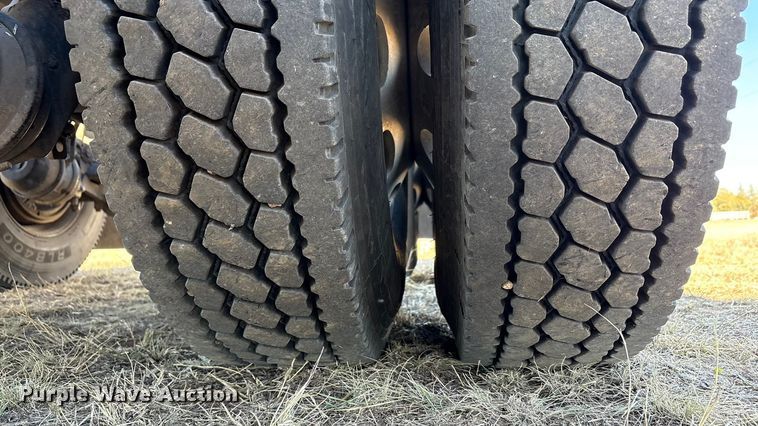 image for item EF6180 2007 Peterbilt 379 semi truck