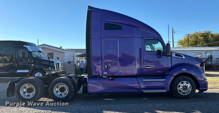 image for item EF6183 2019 Kenworth T680 semi truck