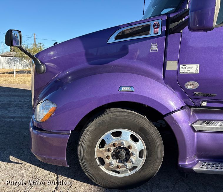 image for item EF6183 2019 Kenworth T680 semi truck