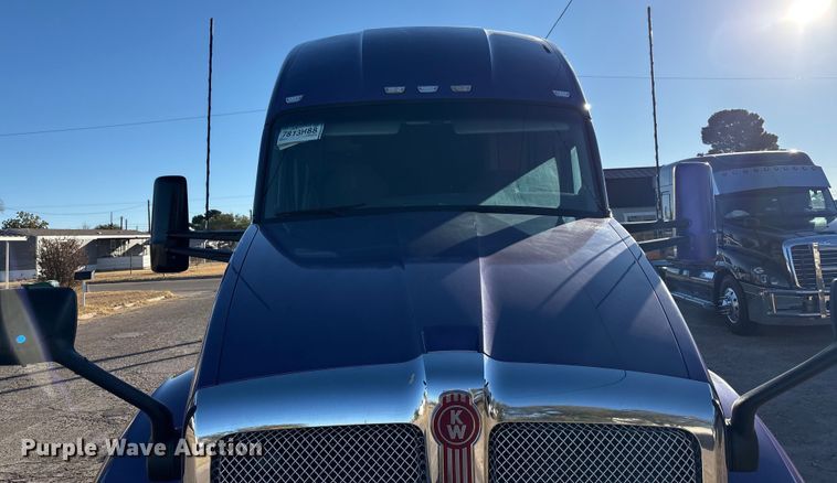 image for item EF6183 2019 Kenworth T680 semi truck