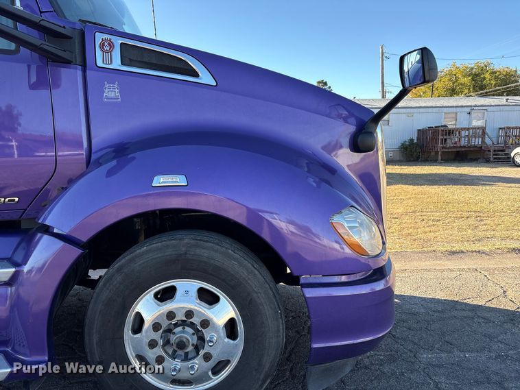 image for item EF6183 2019 Kenworth T680 semi truck