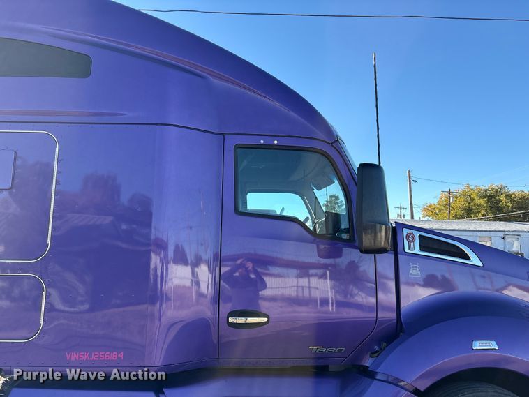 image for item EF6183 2019 Kenworth T680 semi truck