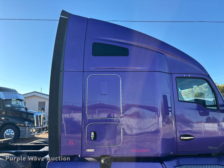 image for item EF6183 2019 Kenworth T680 semi truck