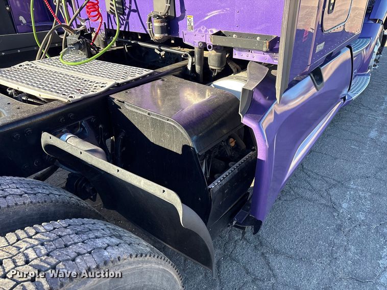 image for item EF6183 2019 Kenworth T680 semi truck