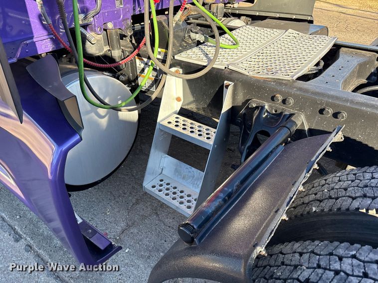 image for item EF6183 2019 Kenworth T680 semi truck