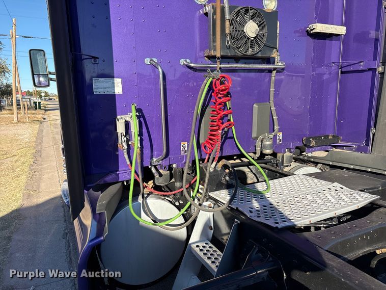 image for item EF6183 2019 Kenworth T680 semi truck