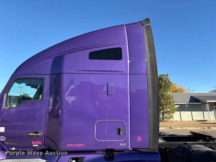 image for item EF6183 2019 Kenworth T680 semi truck