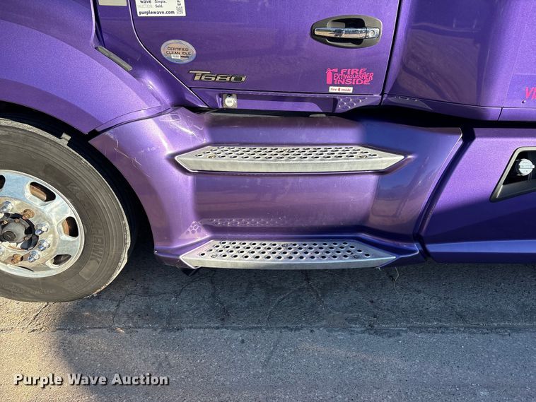 image for item EF6183 2019 Kenworth T680 semi truck