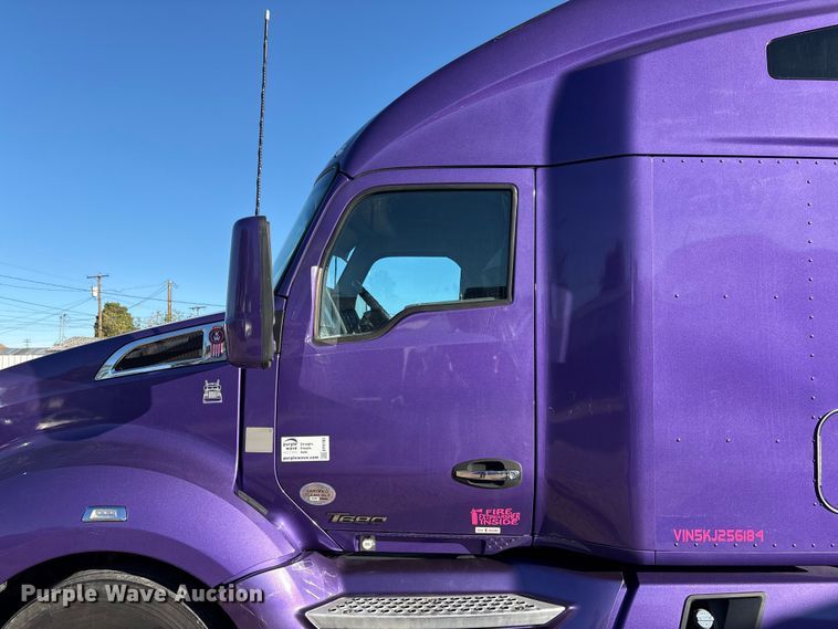 image for item EF6183 2019 Kenworth T680 semi truck