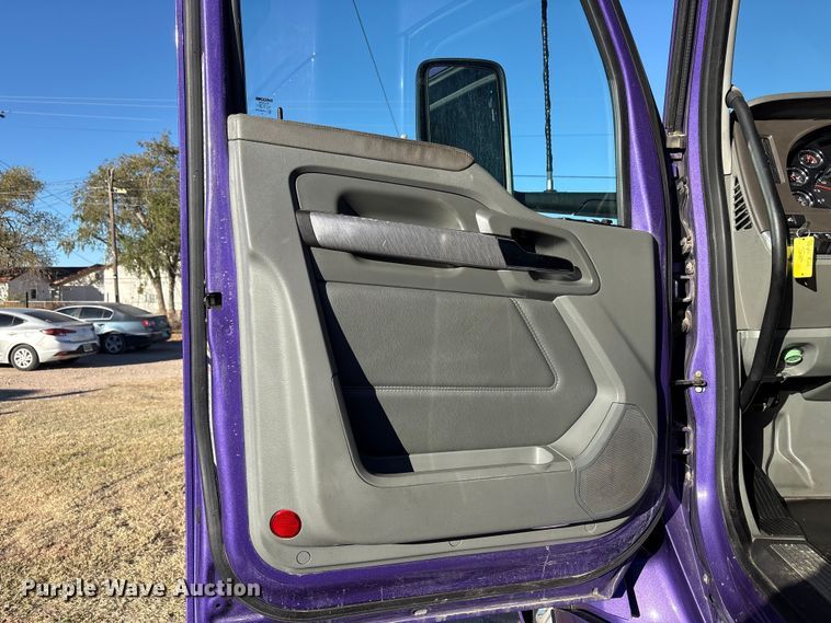 image for item EF6183 2019 Kenworth T680 semi truck